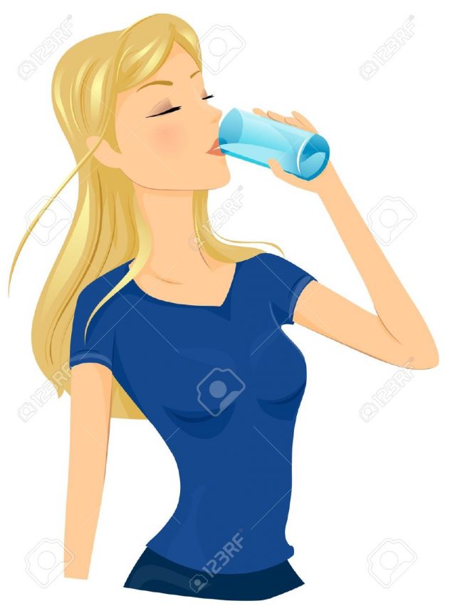 8140976-una-dama-fit-beber-un-vaso-de-agua-foto-de-archivo